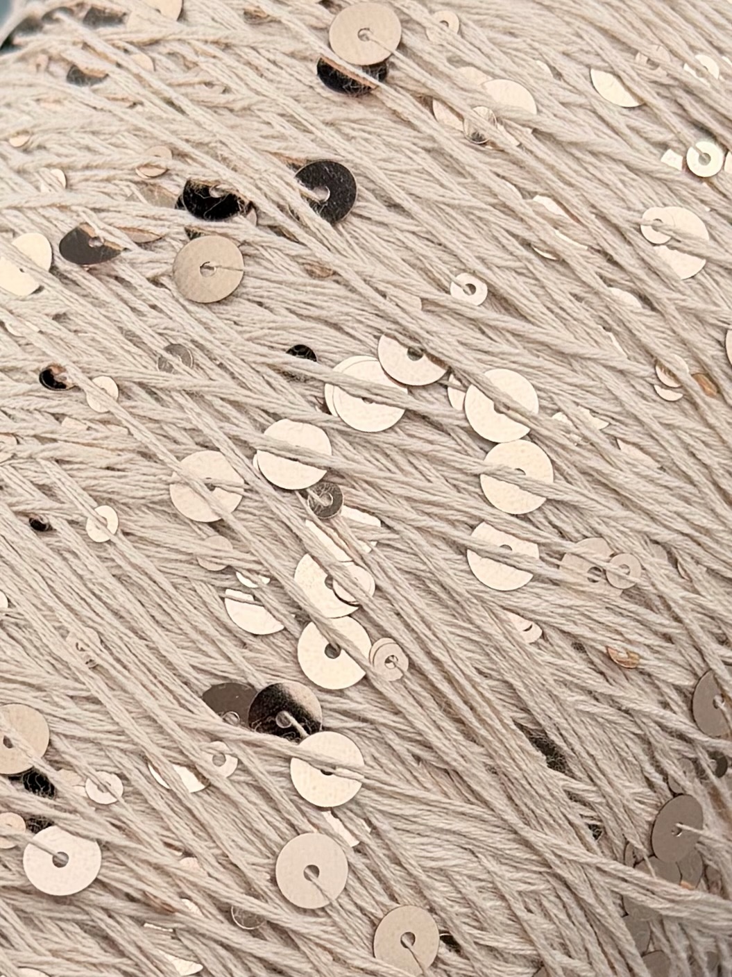 Art. Brillante 260 m / 100 g – Baumwolle mit Maxi-Pailletten col. Beige